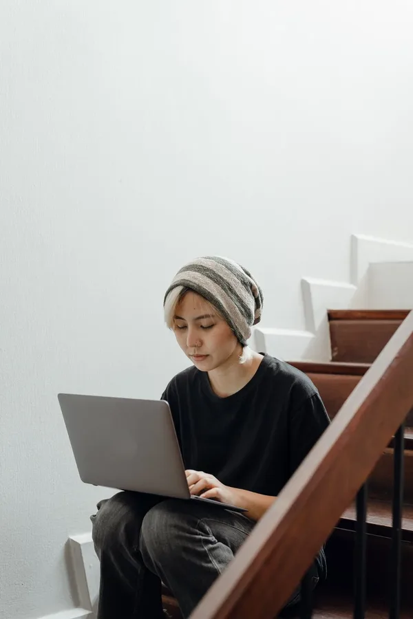 Kundin am Laptop